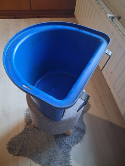 Blauwe ophangbare voerbak