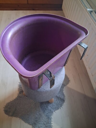 Paarse ophangbare voerbak